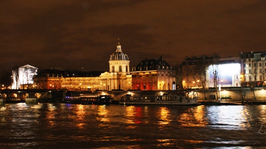 В Париже кроме улиц есть и река Сена